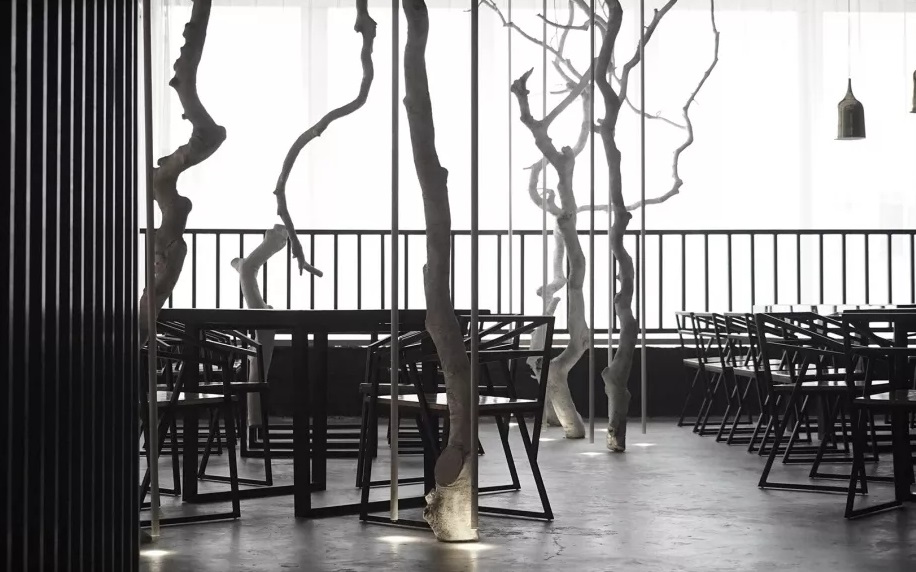 自然與城市融合的原始工業(yè)風(fēng)餐廳設(shè)計(jì)方案